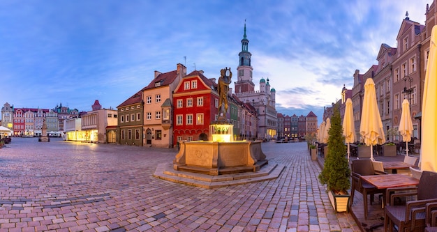 Panorama mattutino del municipio di poznan sulla piazza del mercato vecchio nella città vecchia, poznan, poland