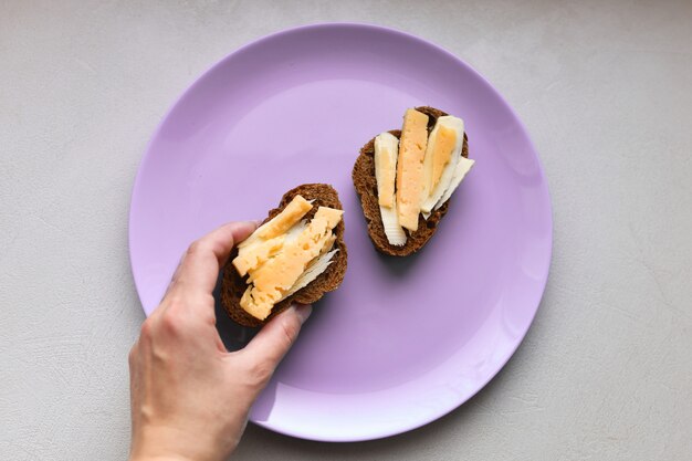 Утренние бутерброды с кофе. хлеб с сыром и маслом.