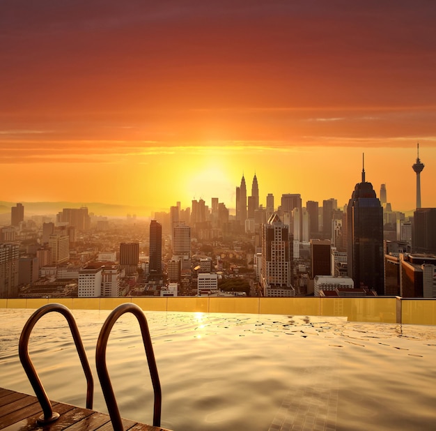 Photo morning scene from rooftop swimming pool to of kuala lumpur business district