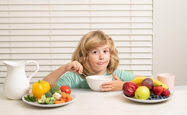 Утренняя закуска с хлопьями мюсли granolahunger аппетит концепция ребенок мальчик ест органическую здоровую пищу