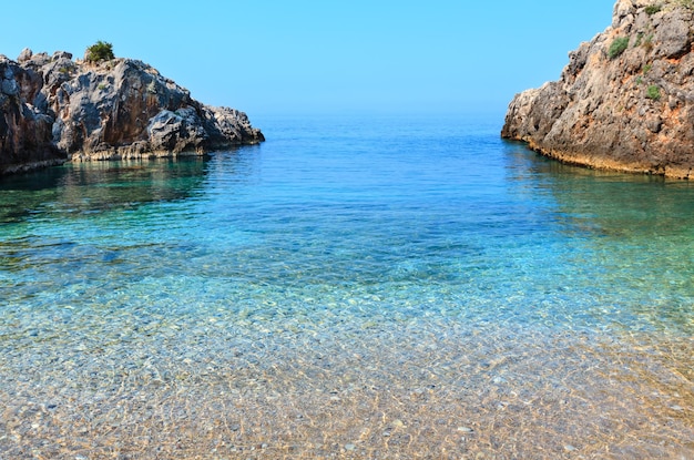 澄んだ透明な水、アルバニアの朝夏イオニア海沿岸の景色。