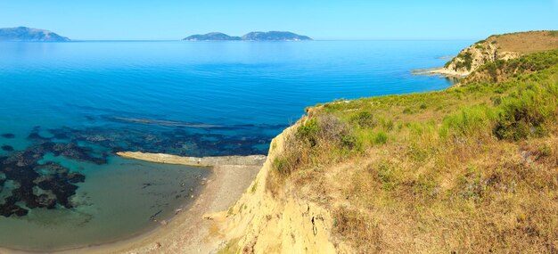 朝夏海の岩の多い海岸の風景ナルタラグーンブロアアルバニア