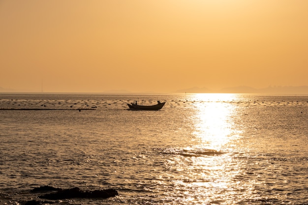 Il sole mattutino ha reso dorato il mare e la spiaggia