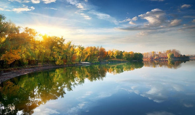 Sole mattutino sul fiume in autunno