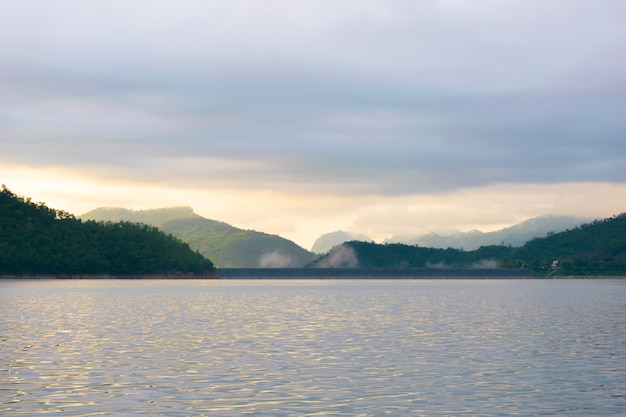 Утренняя солнечная вода и горы