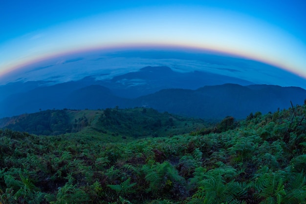 Foto alba sulla montagna doi inthanon a chiang mai, in thailandia