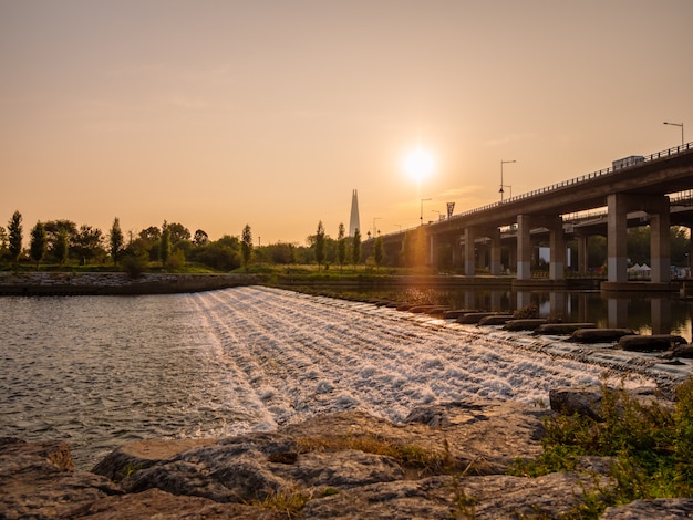 ソウルの川と橋の近くの朝の日の出