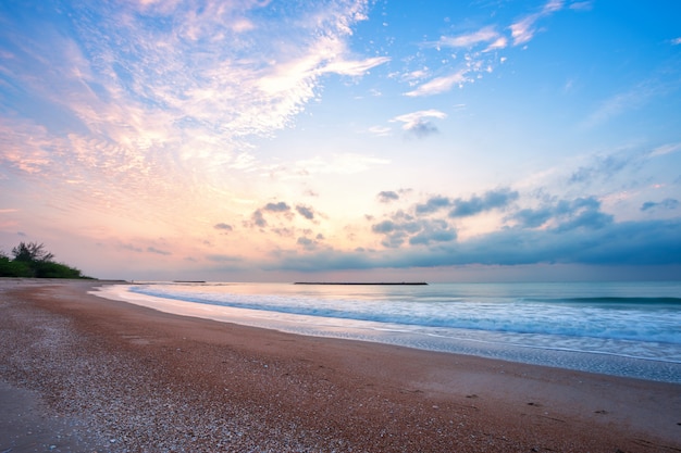 바다 위로 아침 일출 펫차 부리 태국에서 모자 차오 Samran 해변에서 수평선.