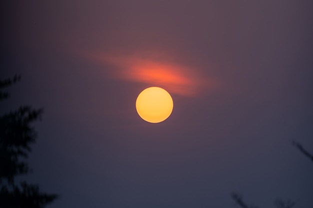 朝日の出空の背景、丸い太陽