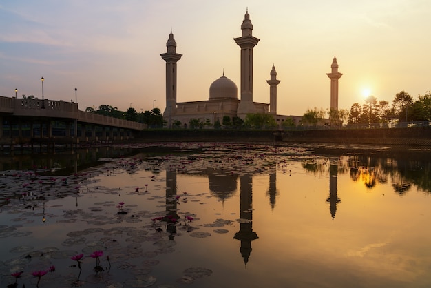 Photo morning sunrise sky of masjid bukit jelutong in shah alam near kuala lumpur, malaysia.