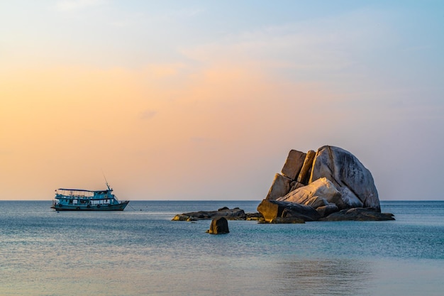 태국 수랏타니(Surat Thani Thailand)에 있는 코타오(Koh Tao)의 타노드 베이(Tanod Bay)에서 아침 일출