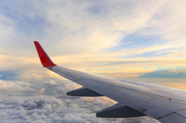 飛行機の翼を持つ朝日