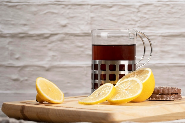 Утренний чай и лимон на столе на кухне