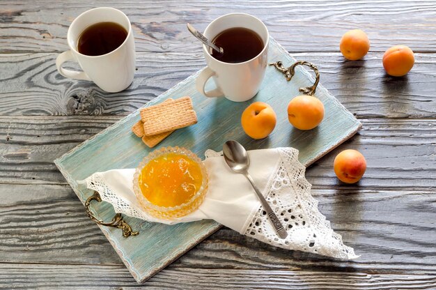 Tè del mattino con il primo piano della marmellata di albicocche