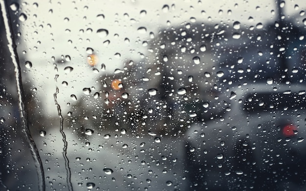 雨の日の朝の交通量、暴風雨の際にフロントガラスを通して選択的に焦点を合わせて表示します。