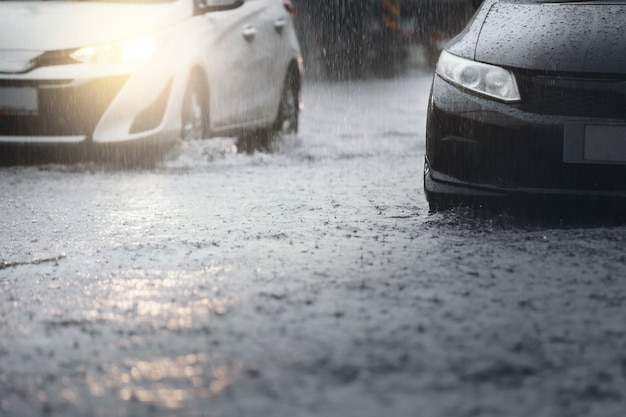 激しい雨が降って都市に洪水が発生する雨の日の朝の交通、選択的な焦点。