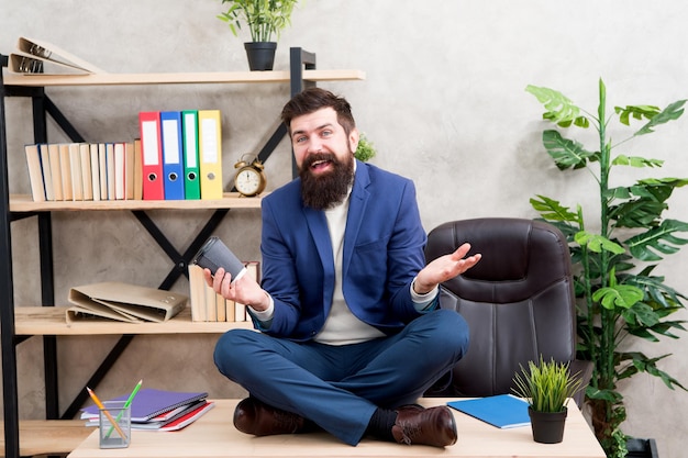 Vibrazioni mattutine in ufficio. capo al suo posto di lavoro. inizia la giornata con un caffè. le persone di successo bevono caffè. vita moderna. l'uomo d'affari fiducioso prova gioia. bevanda più energetica. tempo di caffè in ufficio.