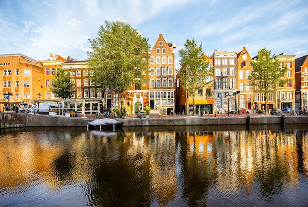 Утренний вид на красивые здания и водный канал в Амстердаме.
