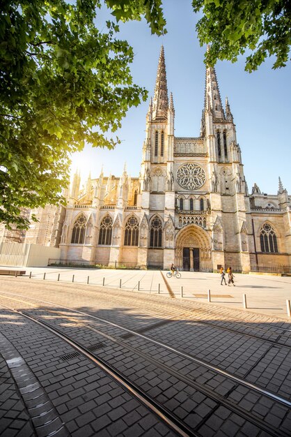 프랑스 보르도(Bordeaux) 시의 아름다운 성 피에르 대성당(Saint Pierre Cathedral)의 아침 전망