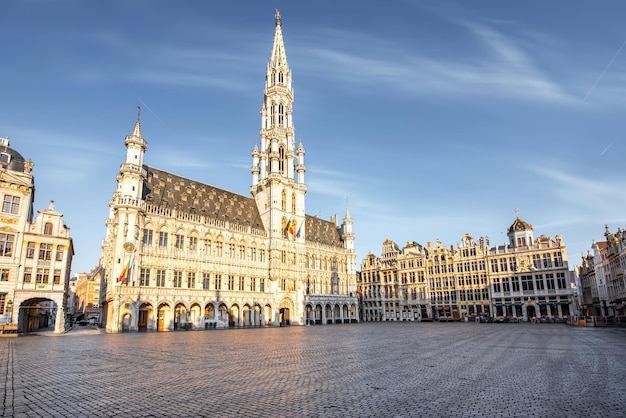 Vista la mattina sul municipio presso la piazza centrale grand place nella città vecchia di bruxelles durante il tempo soleggiato in belgio