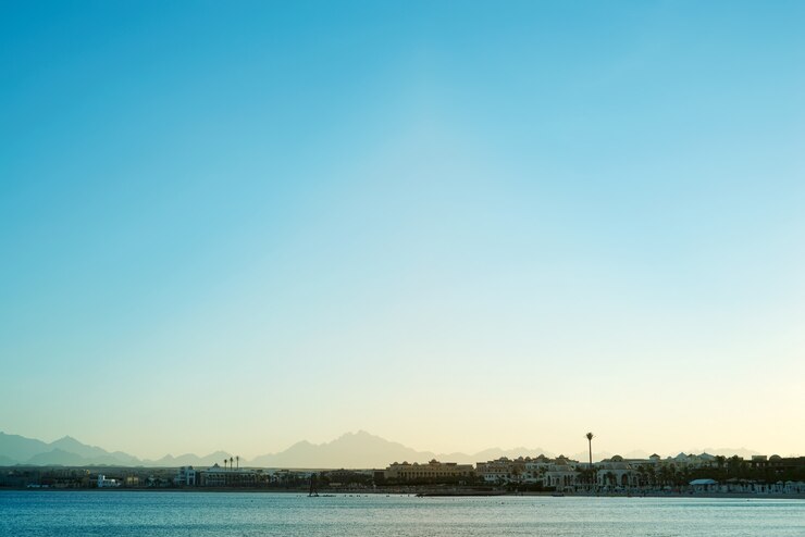 Photo morning view of coastline with hotels from the water.