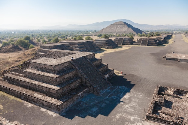 테오티우아칸 멕시코의 태양의 피라미드에서 본 달의 죽은 개미 피라미드의 텅 빈 거리의 아침 전망