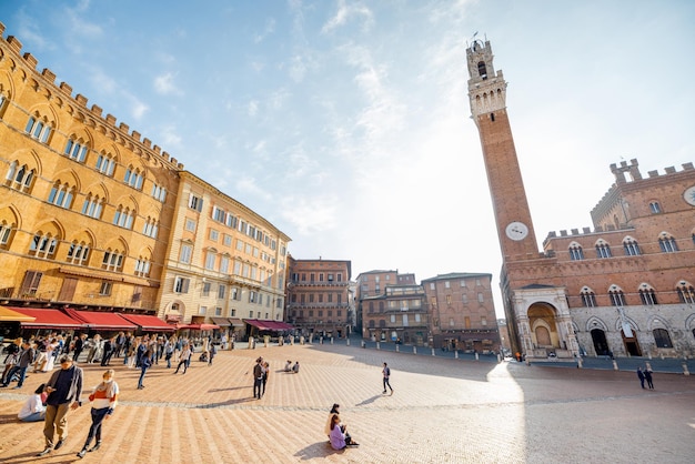 Vista mattutina sulla piazza principale della città di siena in italia