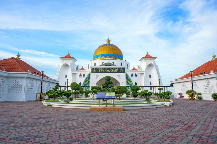 Malacca Straits Mosque(Masjid Selat Melaka)의 아침 전망은 말레이시아 말라카 타운 근처의 인공 말라카 섬에 위치한 모스크입니다.