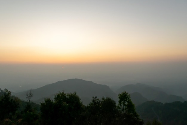 Foto vista mattutina sulla natura di montagna doi ang khang thailandia