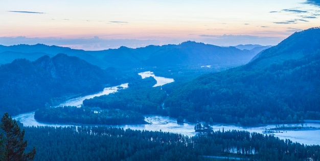 川のある山の谷の朝の景色