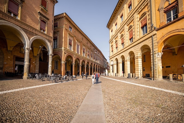 Vista mattutina sulla piazza delle sette chiese a bologna città italia