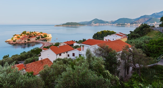 핑크 비치 (몬테네그로, Budva 근처)가있는 Sveti Stefan 바다 섬의 아침보기