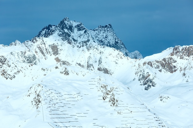 朝の冬のシルヴレッタ アルプス (オーストリア) の風景と斜面で雪を滑り落ちないようにフェンシング