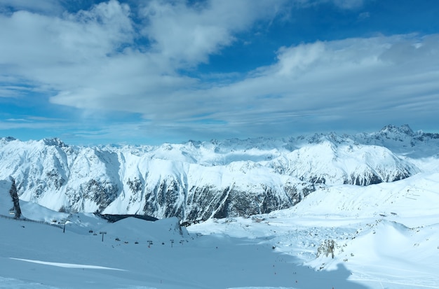 아침 겨울 Silvretta 알프스 풍경과 슬로프 (티롤, 오스트리아)에 스키 리프트.