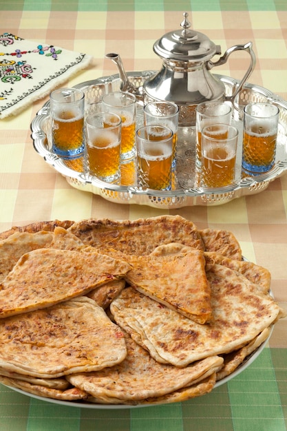 Photo moroccan filled msemmen and tea