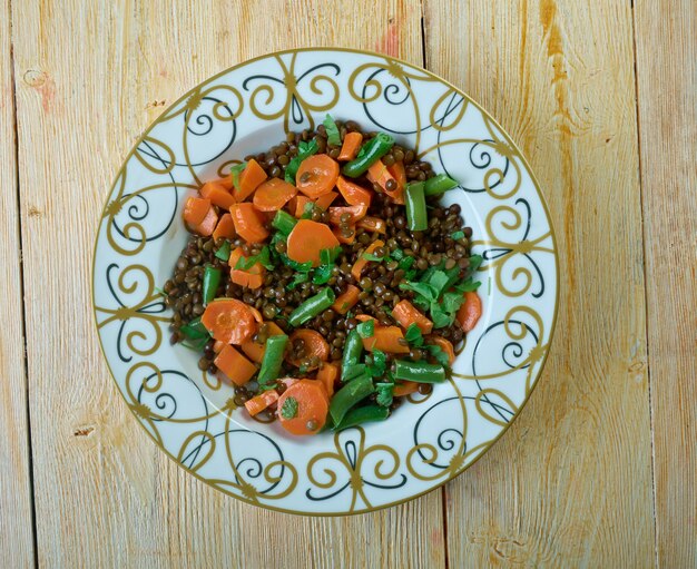 Foto insalata di lenticchie puy marocchine. avvicinamento