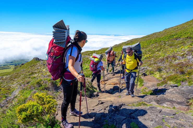Photo ピコ山の不規則な地形の形態学的な特徴 徒歩旅行者のグループと