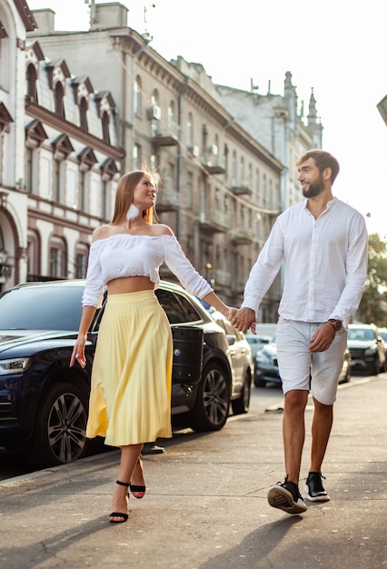 Foto morror verliefd op een stel dat bij zonsondergang op een europese straat loopt samen tijd doorbrengen romantisch liefdesconcept