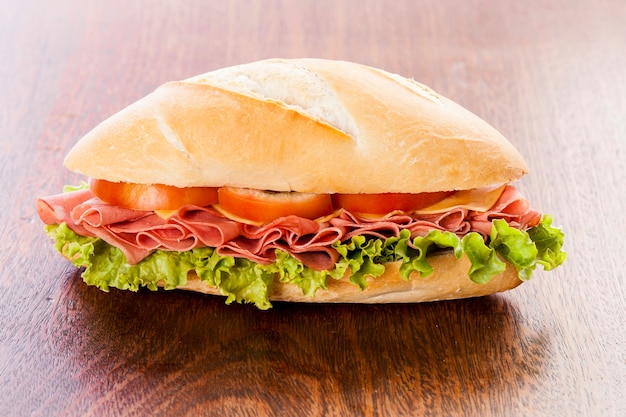 Mortadela sandwich, op een houten tafel.