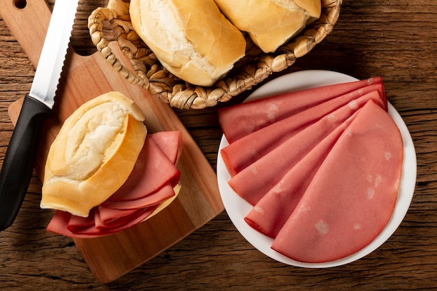 Mortadella 빵 샌드위치 브라질의 전형적인 Mortadella 샌드위치