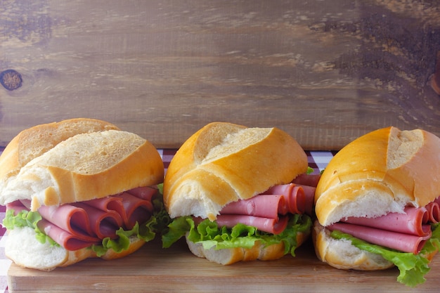 Foto mortadella panini su tavola in legno rustico per colazione