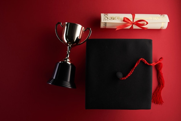 Foto certificato di tavola di mortaio e trofeo d'oro su sfondo rosso