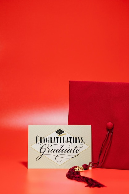 Mortarboard met felicitaties afgestudeerde kaart foto