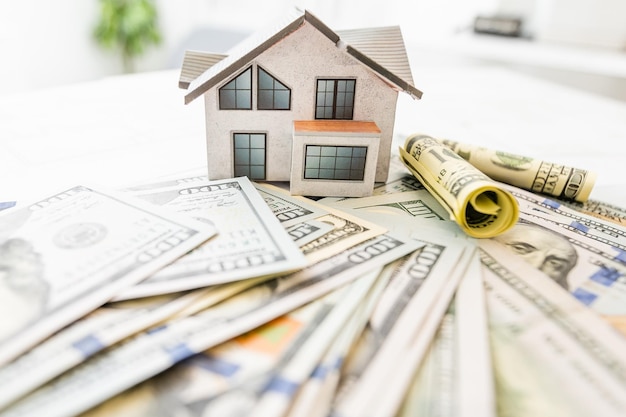 Ипотека, инвестиции, недвижимость и концепция собственности. крупный план домашней модели, тайские деньги и ключи от дома