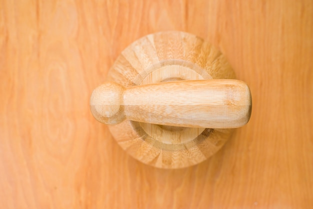 Foto mortier ondersteboven op houten achtergrond