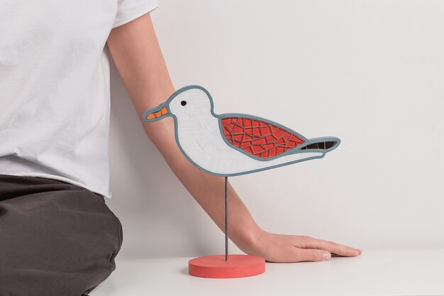 モザイクの鳥、カモメ。手作りの装飾。面白いアイデア。マスターの手に