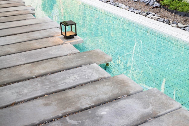 Mosaico in verde acqua trasparente sul fondo della piscina