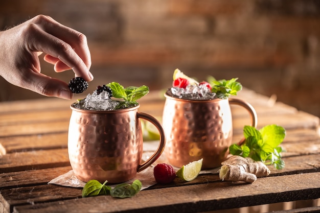 Водочный коктейль Moscow Berry Mule highball - это лонг-дринк со свежим соком лайма, имбирным пивом и ягодами.