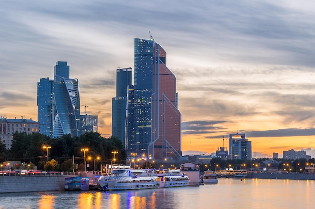 Photo moscow city business center and moscow river on sunset