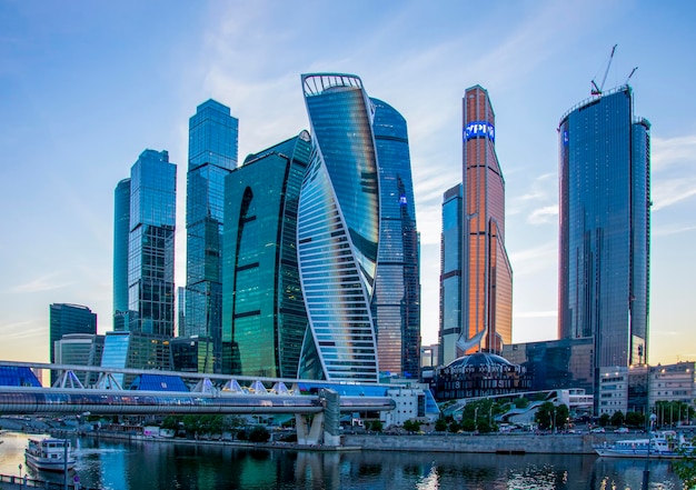 Foto grattacieli della città di mosca sulla sera d'estate del centro commerciale del fiume russia